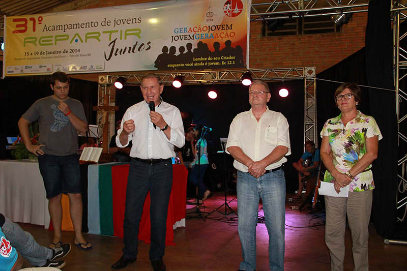 PREFEITO CASALI PRESTIGIA ACAMPAMENTO DE JOVENS